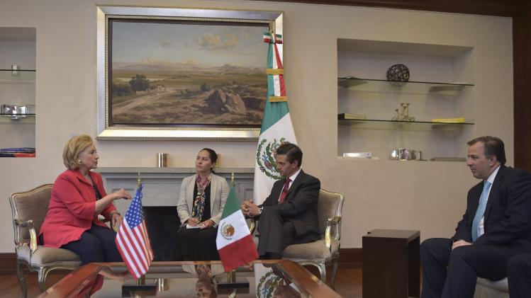 Hillary Clinton and Pena Nieto talk as Mexico&#39;s FM Meade joins them at the presidential palace in Mexico City