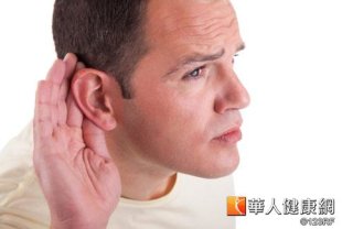 朱繡棟醫師表示，長時間戴耳機聽音樂可能會造成突發性耳聾，造成聽力嚴重受損。圖中人物非事件主角。