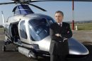 L'ex AD di Finmeccanica Giuseppe Orsi, in posa per i fotografi davanti a un elicottero prodotto da AgustaWestland