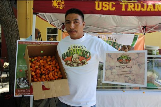 Un hombre come 30 chiles habaneros para ganar un concurso en Los Ángeles