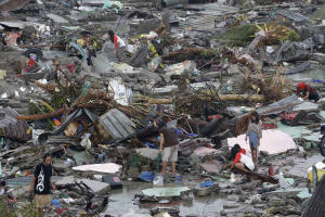 Residents try to salvage belongings in Tacloban city, …
