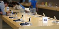 iPhone 5 models are pictured on display at an Apple Store in Pasadena, California July 22, 2013. REUTERS/Mario Anzuoni