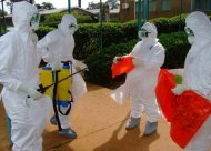 (2012) Funcionários da Organização Mundial de Saúde (OMS) entram em um hospital de Uganda para tentar conter uma epidemia do vírus Ebola