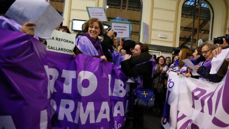 Passengers of Spain&#39;s &quot;Freedom Train&quot; of pro-choice campaigners stop at Campo Grande station in Valladolid on January 31, 2014 in a protest against government plans to tighten abortion laws