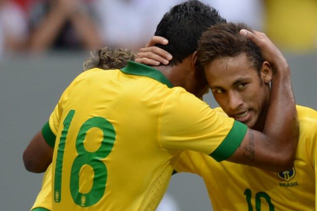 Neymar (D) comemora com Paulinho o gol que marcou contra a Austrália, em 7 de setembro em Brasília