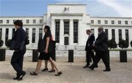 People walk past the Federal Reserve, which is expected to release minutes of Federal Open Market Committee from August 1, 2012 later today, in Washington August 22, 2012. REUTERS/Larry Downing