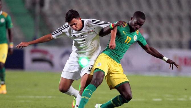 KEF01. Cairo (Egypt), 15/11/2014.- Egypt&#39;s Mahmoud Ahmed Ibrahim Hassan (L) in action against Senegal&#39;s Idrissa Gana Gueye (R) during the Africa Cup of Nations qualifying soccer match between Egypt and Senegal at the Cairo International Stadium in Cairo, Egypt, 15 November 2014. (Egipto) EFE/EPA/KHALED ELFIQI