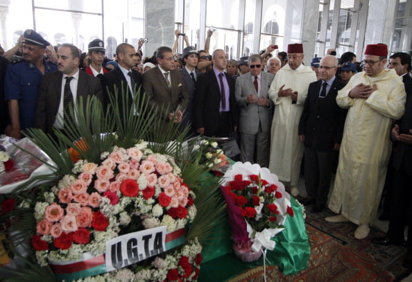 الجزائريون يلقون النظرة الأخيرة على جثمان وردة قبل دفنه 144780533-8-jpg_090808