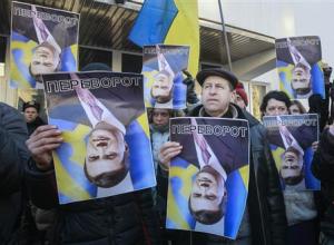 Protesters hold upturned portraits of Ukrainian President&nbsp;&hellip;