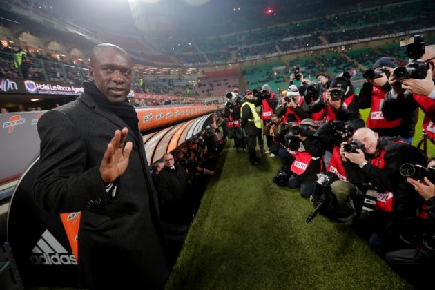 O técnico do Milan, Clarence Seedorf, posa para os fotógrafos em San Siro, 19 de janeiro, 2014 em Milão, Itália