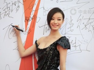 倪妮在電影《金陵十三釵》中扮演女主角玉墨而一舉成名。（圖／翻攝網路）