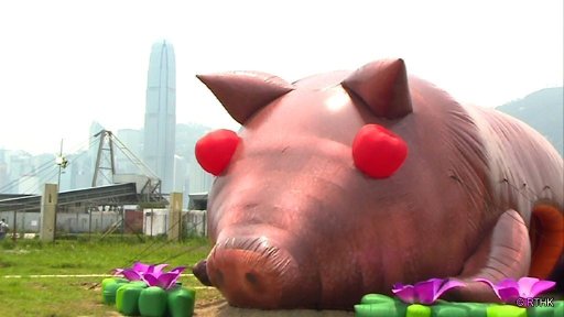 西九文化區明展大型充氣乳豬與巨石陣