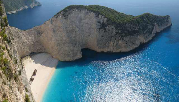 شاطئ نافاجيو - اليونان  شاطئ …