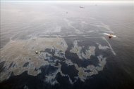 Foto aérea del 18 de noviembre de 2011, del vertido de crudo que tuvo lugar en uno de los yacimientos del Campo de Frade, a 370 kilómetros de la costa del estado de Río de Janeiro y a una profundidad cercana a los 1.200 metros, en la Cuenca de Campos, la principal provincia petrolera de Brasil. EFE/Archivo