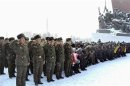 Soldati e cittadini nordcoreani omaggiano la statua del fondatore Kim Il-sung e del leader Kim Jong-il a Pyongyang