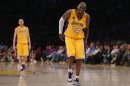 El jugador estrella de Los Ángeles Lakers, Kobe Bryant, se resiente de un dolor en la pierna durante el partido de este viernes contra Golden State.