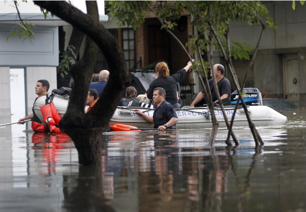 الأرجنتين ..امطار مفاجئة تتحول لفيضانات قتلت 46 شخصا على الأقل .. الخبر بالصور 2013-04-02T173850Z_249228231_GM1E94304HJ01_RTRMADP_3_ARGENTINA