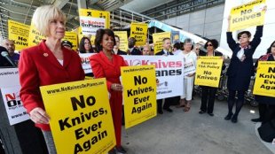 gty knives protest nt 130405 wblog Angry Flight Attendants Protest TSAs Knife Rule