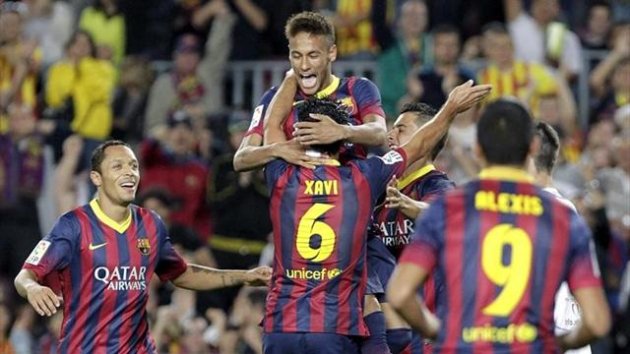 Neymar, Xavi, Adriano y Alexis celebran un gol del Barcelona