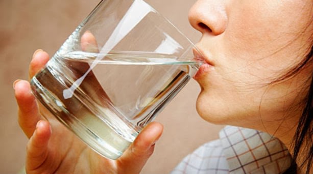 Γιατί πρέπει να πίνουμε κάθε πρωί νερό με άδειο στομάχι!