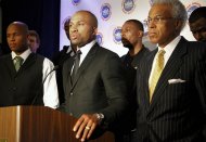 Derek Fisher (centro), presidente de la Asociación de Jugadores de la NBA, y Billy Hunter (derecha), director ejecutivo del sindicato, aparecen en esta foto del martes 4 de octubre del 2011, durante una conferencia de prensa. (AP Foto/Bebeto Matthews)
