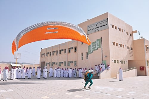 معلم سعودي يقوم بطيران شراعي في ساحة مدرسته 20121015124200