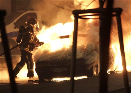 Le ministre de l'Intérieur Manuel Valls a annoncé que quelque 1.193 véhicules avaient été incendiés lors de la nuit du 31 décembre au 1er janvier et 339 personnes avaient été arrêtées cette nuit-là, dont le niveau de violence est considéré comme similaire aux précédentes années. /Photo prise le 1er janvier 2013/REUTERS/Jean-Marc Loos