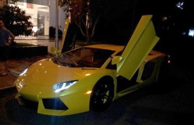 Cường 'đô la' khoe siêu xe Lamborghini Aventador màu vàng C__ng_____la__khoe_si_u-9f4501ebb63d9aeb901e2d05d4fea6d0