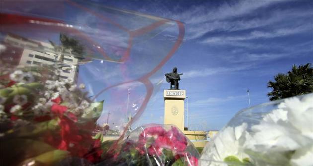 Ramos de flores a los pies de la estatua de Paco de Lucía que preside la rotonda situada a la entrada de Algeciras ciudad natal del músico. EFE