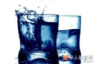 英國基爾大學研究發現，每天喝1升含「矽」的礦泉水，可以預防老年癡呆症。