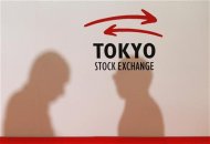 Visitors cast their shadows on the logo of the Tokyo Stock Exchange, prior to a ceremony marking the end of trading in 2012 at the Tokyo Stock Exchange in Tokyo December 28, 2012. REUTERS/Kim Kyung-Hoon