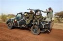 Malian soldiers leave Timbuktu in a pickup truck
