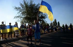 Ukrainian loyalists hold their flag as they rally at &hellip;