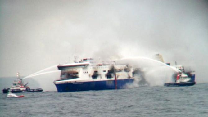 Hundreds still awaiting airlift on stricken Italian ferry - Yahoo News