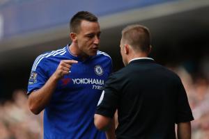 Chelsea&#39;s defender John Terry (L) talks with assistant&nbsp;&hellip;