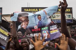 Hundreds of Nigerians celebrate the victory of presidential …