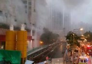 黃大仙大成街街市凌晨發生三級火，8人不適送伊利沙伯醫院治理。(明報記者攝)