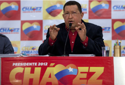 El presidente venezolano Hugo Chávez habla el lunes 9 de julio de 2012 en conferencia de prensa, la primera que realiza como candidato presidencial del Partido Socialista Unido para las elecciones generales del 7 de octubre. (Foto AP/Ariana Cubillos)