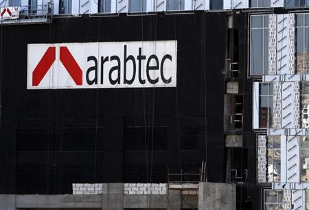 شعار شركة ارابتك على مبنى تحت الانشاء في دبي يوم 28 نوفمبر تشرين الثاني 2009 - رويترز