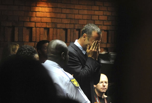 Oscar Pistorius chora durante audiência na África do Sul. Crédito da foto: AP