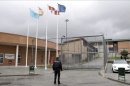 Un agente de la policía a las puertas de la cárcel de Segovia. EFE
