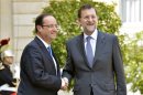 El presidente del Gobierno español, Mariano Rajoy (d), en el momento de ser recibido el pasado mes de mayo, en el Palacio del Elíseo por el presidente francés, François Hollande, en su primer contacto bilateral. EFE/Archivo