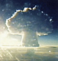 EXISTE RIESGO DE GUERRA NUCLEAR POR CONFLICTOS REGIONALES, ADVIERTE JEFE DEL ESTADO MAYOR RUSO Nube-de-hongo-que-produjo-la-Bomba-Zar-tras-la-detonacion-via-nuclearweaponarchive