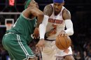 Carmelo Anthony (7) de los Celtics de Boston penetra hacia la canasta ante Paul Pierce de los Celtics de Boston en los playoffs de la NBA el martes 23 de abril de 2013. (AP Foto/Kathy Willens)