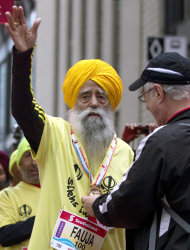 Fauja Singh, de 100 años, recibe una medalla después de llegar a la meta de la Maratón de Toronto el domingo 16 de octubre del 2011. (Foto AP/The Canadian Press, Frank Gunn)