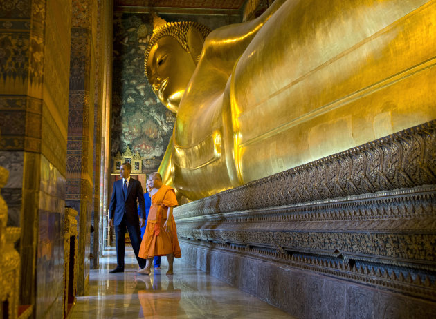 U.S. President Barack Obama, left, and U.S. Secretary of State Hillary Rodham Clinton, rear, tour the Viharn of the Reclining Buddha with Chaokun Suthee Thammanuwat, the Dean, Faculty of Buddhism Assistant to the Abbot of Wat Phra Chetuphon at the Wat Pho Royal Monastery in Bangkok, Thailand, Sunday, Nov. 18,
 2012. (AP Photo/Carolyn Kaster)