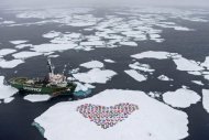 Tripulação do navio My Arctic Sunrise desenham um coração com as bandeiras de 193 países-membros das Nações Unidas em uma placa de gelo flutuante ao norte do Círculo Polar Ártico