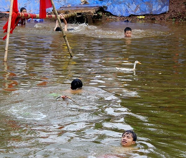 Thú vị lễ hội trai làng tay không bắt vịt dưới hồ