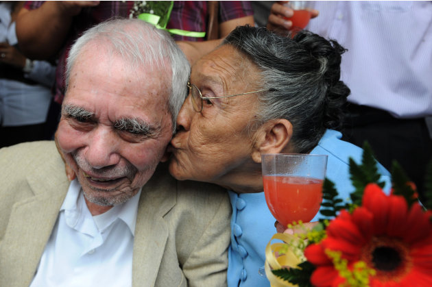 3. انا بورجاس (75 عاما) تقبل زوجها لويس غارسيا، 87، خلال حفل زفاف مجاني لـ 412 من الأزواج في تيغوسيغالبا في 31 أغسطس، 2012.