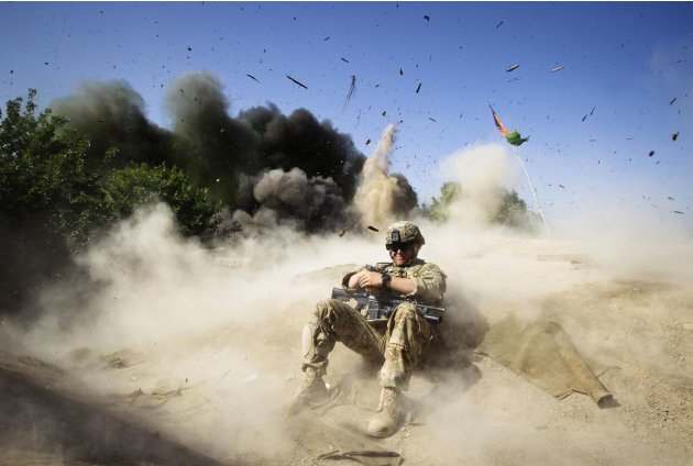 جندي أمريكي في أفغانستان لحظة وقوع انفجار خلفه